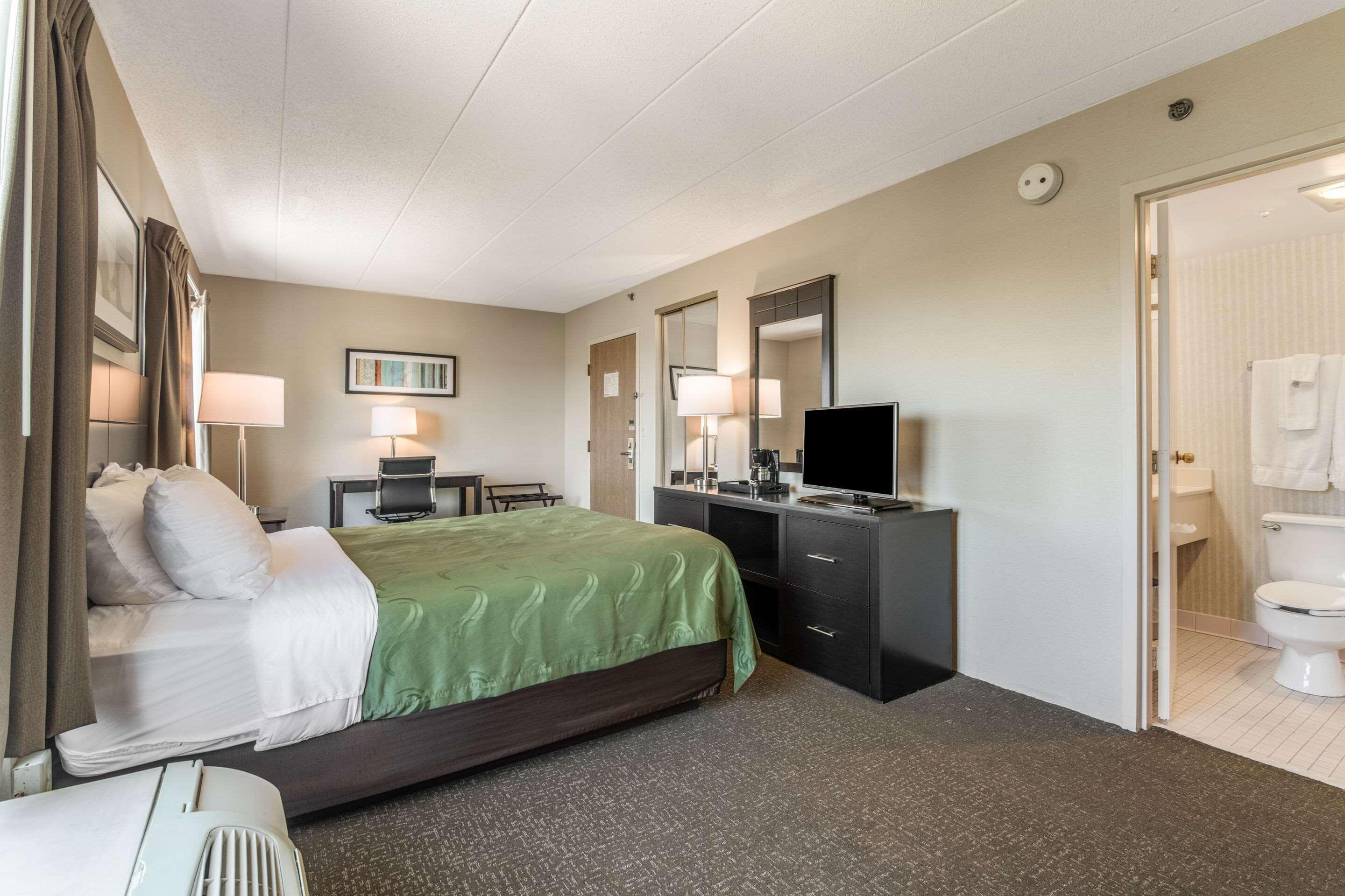 Quality Inn Portsmouth Bagian luar foto